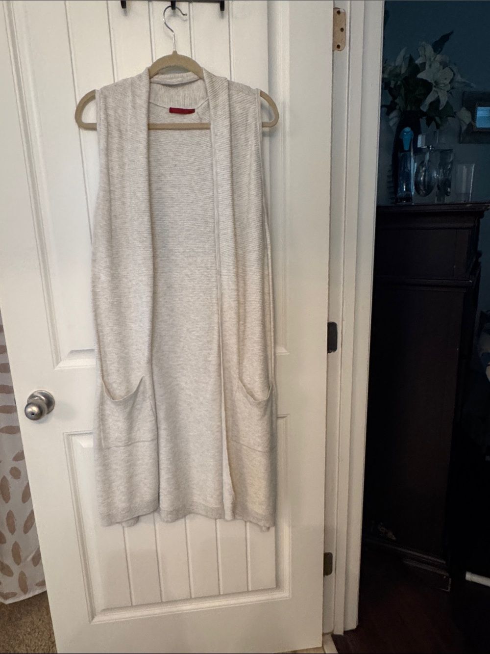 Red Sleeveless Open-Front Long Knit Cardigan in Light Gray